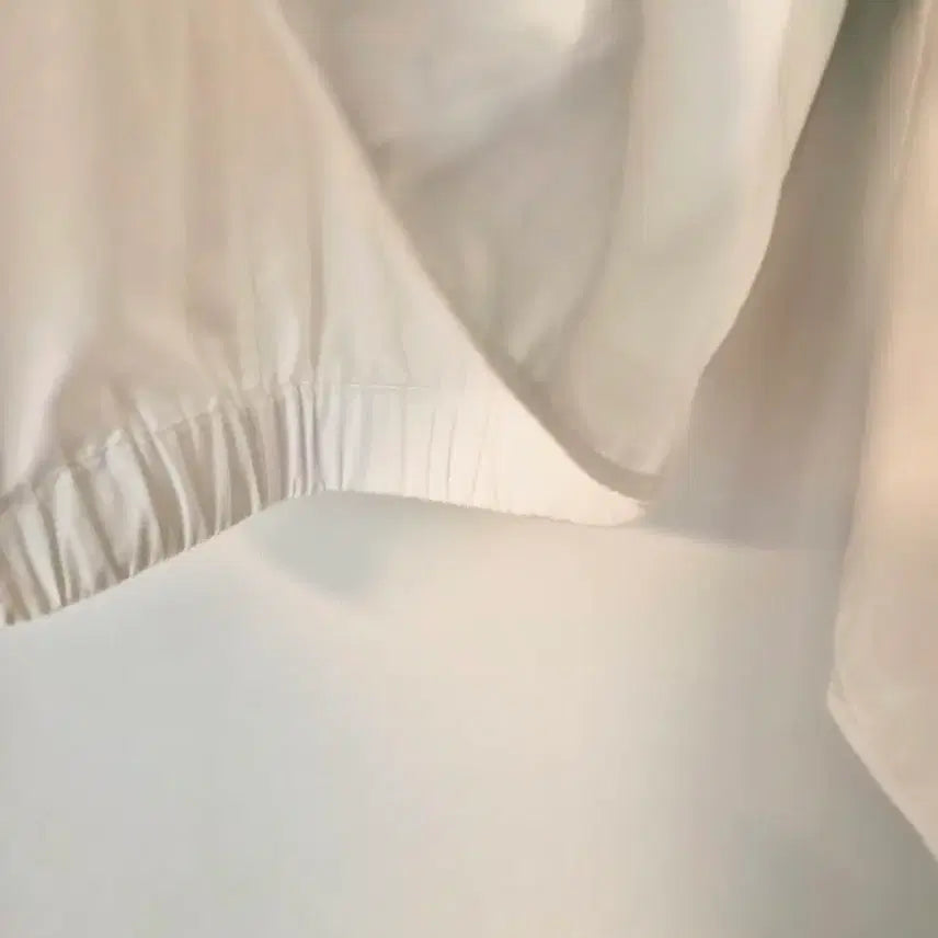 [BUNJANG] COS White Banding V-Neck Blouse EUR 36 / [COS] 코스 화이트 밴딩 브이넥 블라우스 (S사이즈)