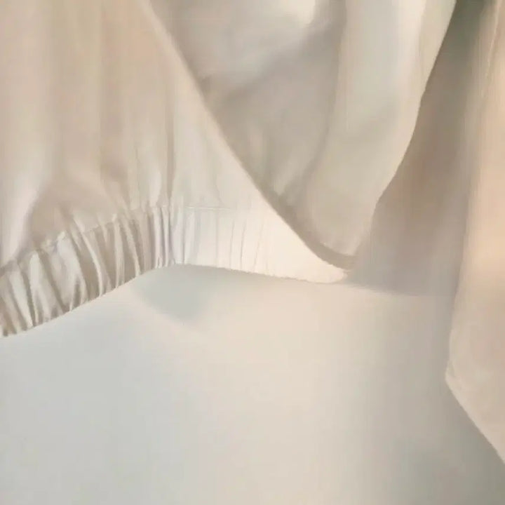 [BUNJANG] COS White Banding V-Neck Blouse EUR 36 / [COS] 코스 화이트 밴딩 브이넥 블라우스 (S사이즈)