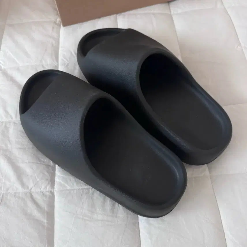 [BUNJANG] Adidas Yeezy Slide Onyx (New) - Size 275 / 아디다스 이지 슬라이드 275 오닉스(새상품)