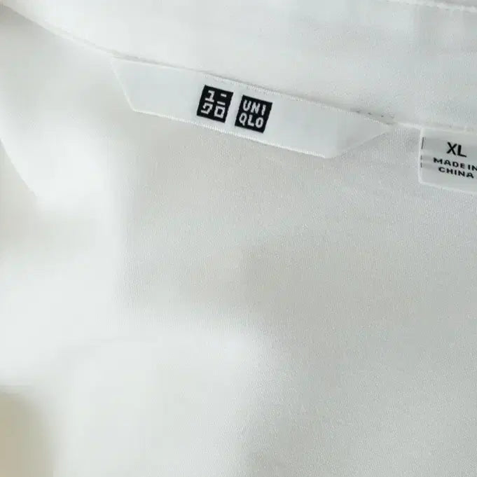 [BUNJANG] Uniqlo XL White Semi-Open Rayon Blend Top / XL 반오픈 레이옷 화잇 유니클로br