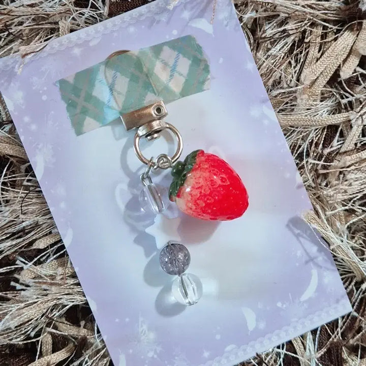 [BUNJANG] Handmade Strawberry Charm Keychain / 딸기 비즈 키링 / 귀여운 키링 / 이어폰 키링 _ 생딸기그레이