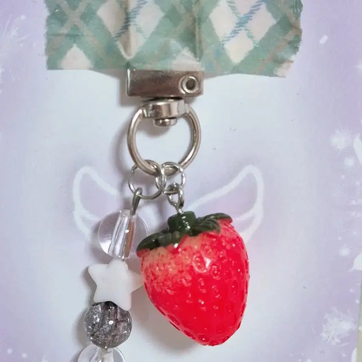 [BUNJANG] Handmade Strawberry Charm Keychain / 딸기 비즈 키링 / 귀여운 키링 / 이어폰 키링 _ 생딸기그레이