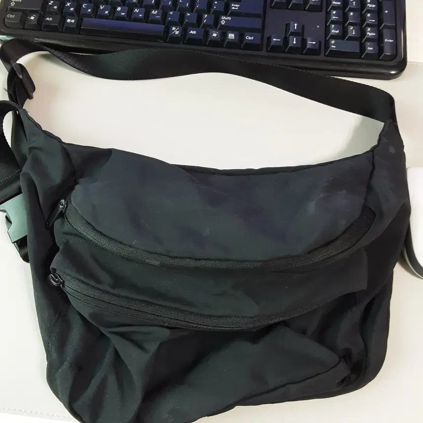 [BUNJANG] Ithingso Crossbody Bag / 급처) 아이띵쏘 가방 크로스백