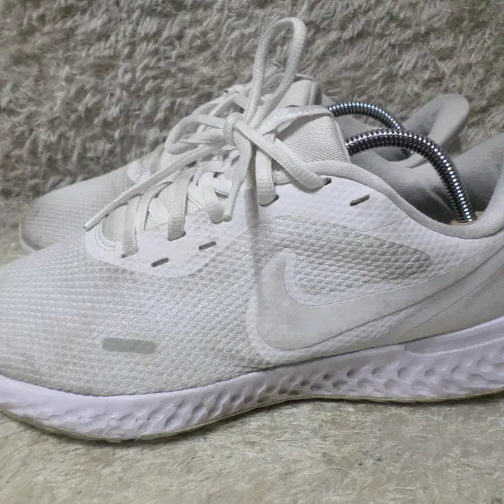[BUNJANG] Nike Revolution 5 White Sneakers / 후루룩구제 270 나이키 레볼루션5 화이트 운동화 260505