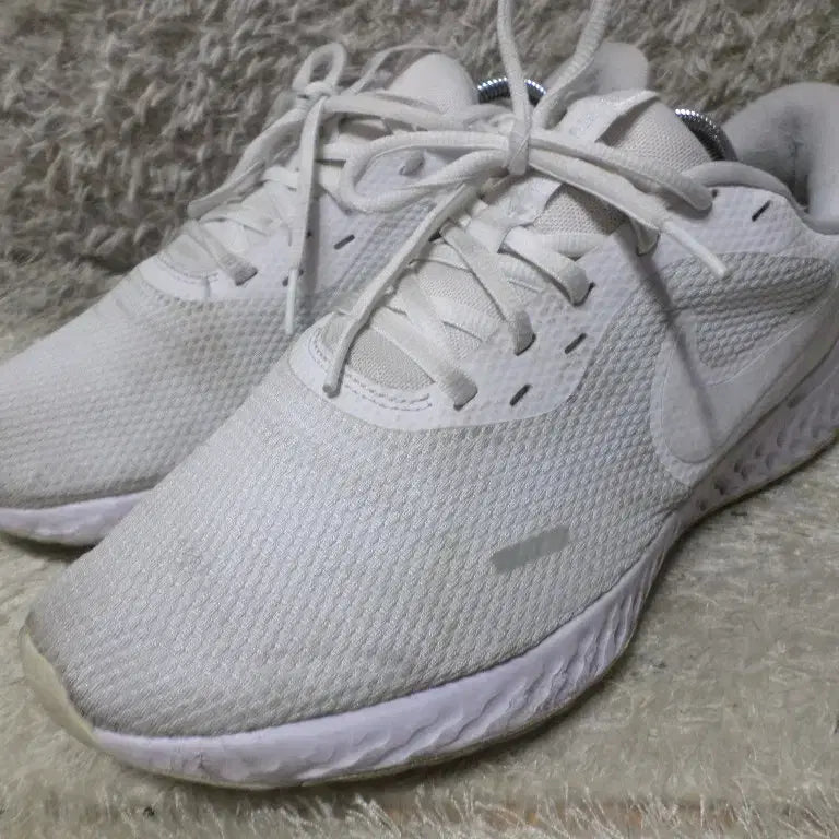 [BUNJANG] Nike Revolution 5 White Sneakers / 후루룩구제 270 나이키 레볼루션5 화이트 운동화 260505