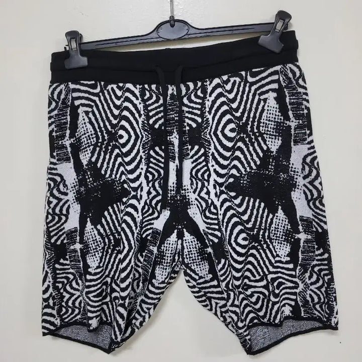 [BUNJANG] ZARA Pattern Shorts Black/White Free Size / 자라패턴 반바지 블랙/화이트 프리사이즈.260502