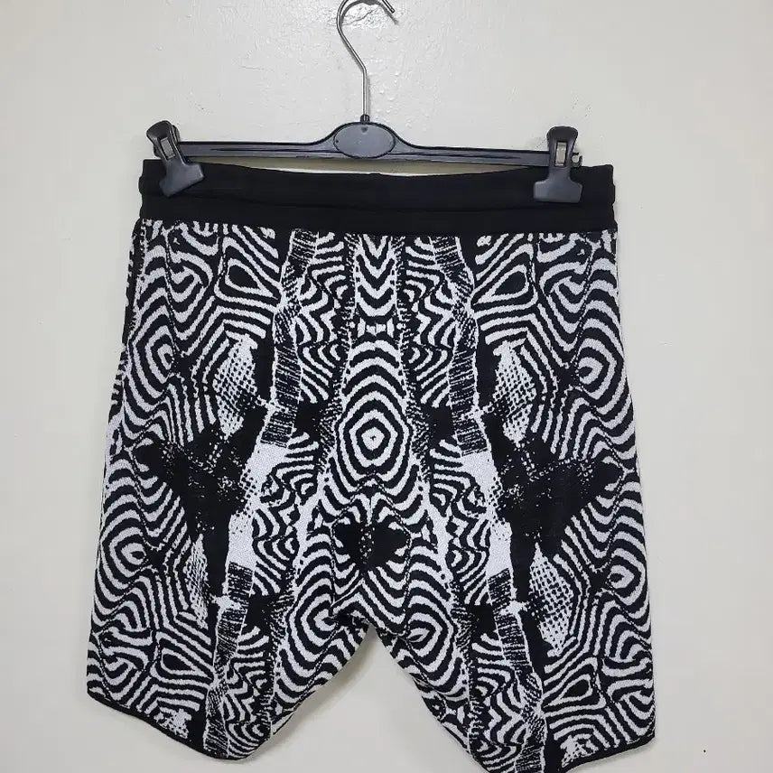 [BUNJANG] ZARA Pattern Shorts Black/White Free Size / 자라패턴 반바지 블랙/화이트 프리사이즈.260502
