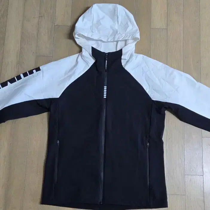 [BUNJANG] Hummel Windbreaker Black/White Size 100 / 험멜 바람막이 블랙/화이트 100사이즈 거의새옷