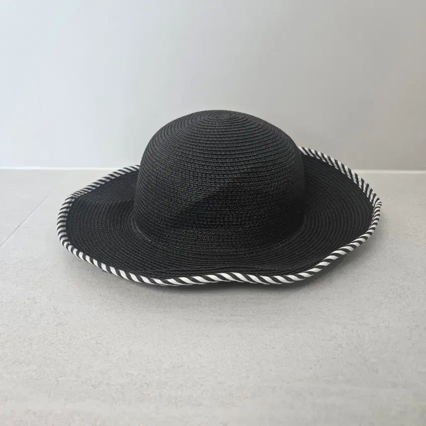 [BUNJANG] W.Angle Black Ribbon Straw Bucket Hat / 와이드앵글 검정 리본 밀짚 모자 벙거지 골프