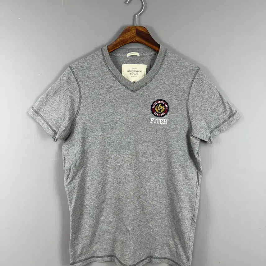 [BUNJANG] Abercrombie &amp; Fitch V-Neck Patch Logo Short Sleeve T-Shirt M / 아베크롬비 브이넥 패치 로고 반팔 티셔츠 E190