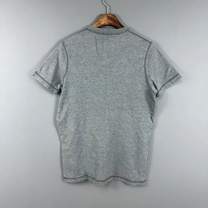 [BUNJANG] Abercrombie &amp; Fitch V-Neck Patch Logo Short Sleeve T-Shirt M / 아베크롬비 브이넥 패치 로고 반팔 티셔츠 E190