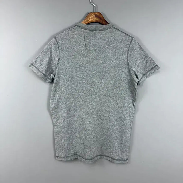 [BUNJANG] Abercrombie &amp; Fitch V-Neck Patch Logo Short Sleeve T-Shirt M / 아베크롬비 브이넥 패치 로고 반팔 티셔츠 E190