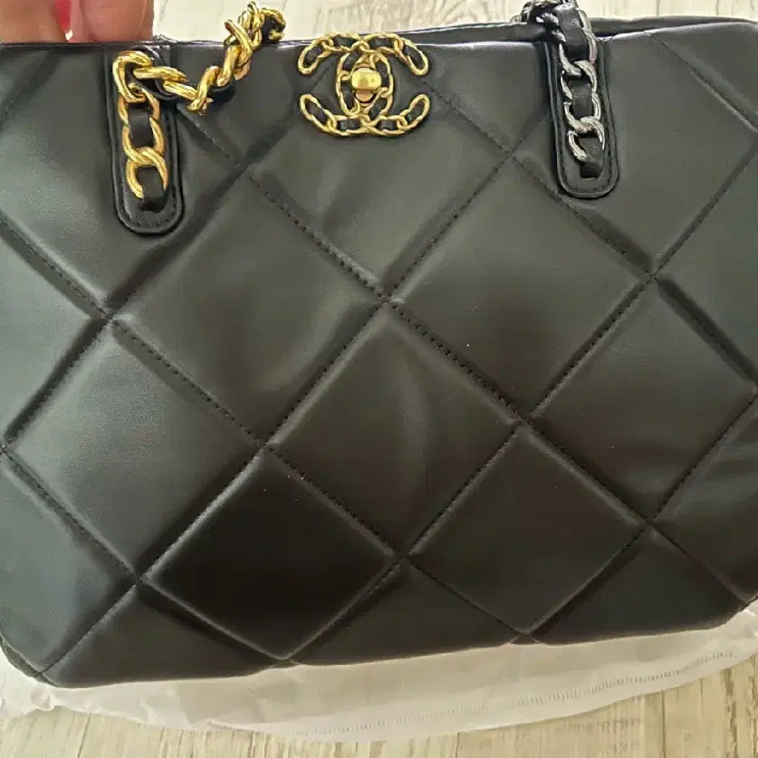 [BUNJANG] Chanel 19 Bag Lambskin Shoulder Bag Black / 샤넬 19백 블랙 숄더백 램스킨(기프트 제품)