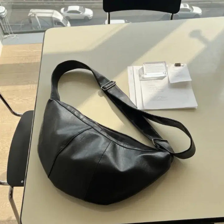 [BUNJANG] Black Leather Croissant Hobo Shoulder Bag Unisex / 가죽 블랙 레더 크로스백 크루아상백 호보백 숄더백 남녀공용