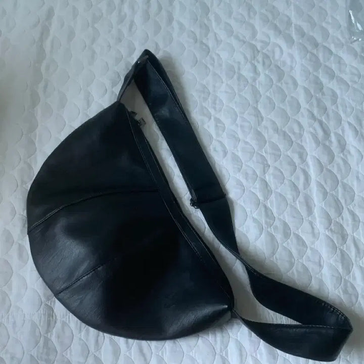 [BUNJANG] Black Leather Croissant Hobo Shoulder Bag Unisex / 가죽 블랙 레더 크로스백 크루아상백 호보백 숄더백 남녀공용