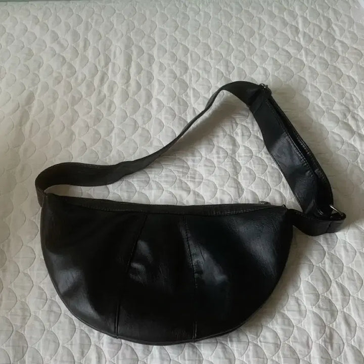 [BUNJANG] Black Leather Croissant Hobo Shoulder Bag Unisex / 가죽 블랙 레더 크로스백 크루아상백 호보백 숄더백 남녀공용