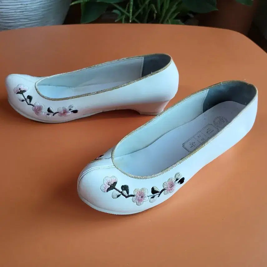 [BUNJANG] Korean Traditional Embroidered Shoes White Size 230-240 / [ 민속 꽃신 흰색 자수 230-240 ]