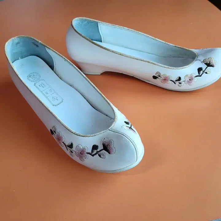 [BUNJANG] Korean Traditional Embroidered Shoes White Size 230-240 / [ 민속 꽃신 흰색 자수 230-240 ]