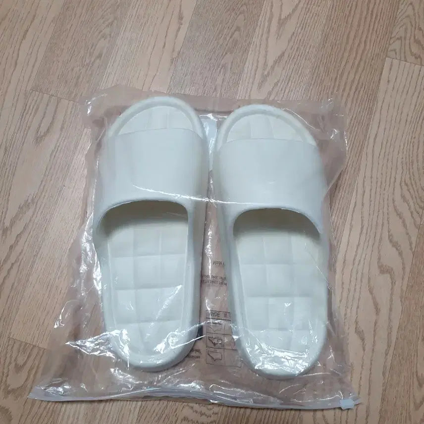 [BUNJANG] Pink Character Fur Slippers (New) / 핑크색 캐릭터 털 실내화 새상품