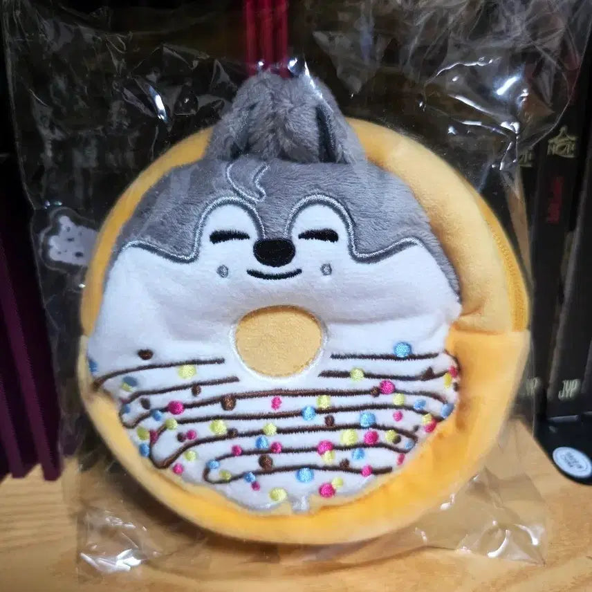 [BUNJANG] Stray Kids SKZOO Wolf Chan Donut Pouch (Sealed) / 미개봉) 스트레이키즈 스키주 일본 울프찬 도넛 파우치 팝니다