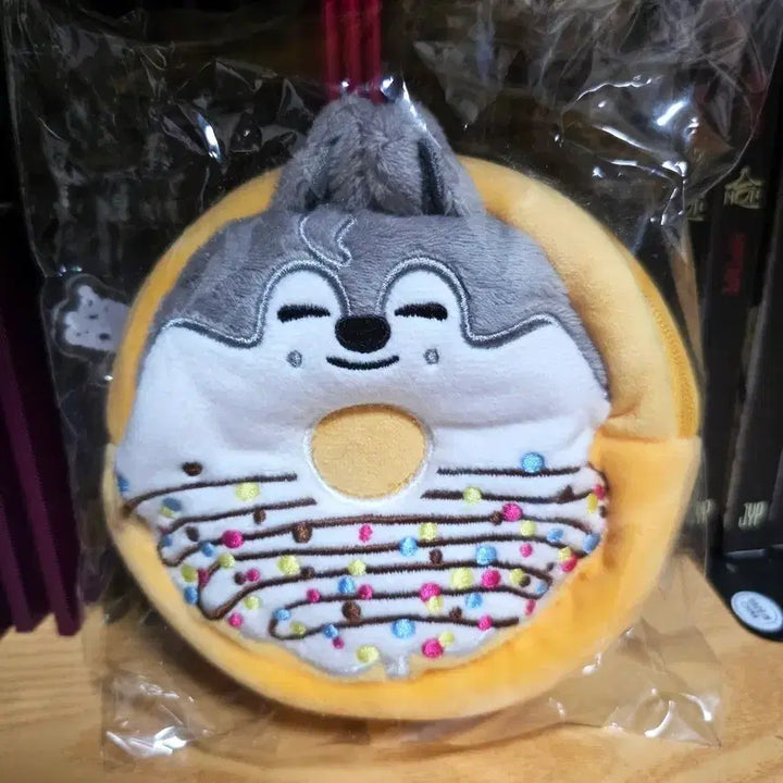 [BUNJANG] Stray Kids SKZOO Wolf Chan Donut Pouch (Sealed) / 미개봉) 스트레이키즈 스키주 일본 울프찬 도넛 파우치 팝니다