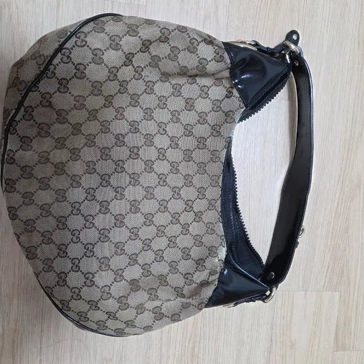 [BUNJANG] Gucci GG Logo Shoulder Bag / 구찌 GG 로고 숄더백