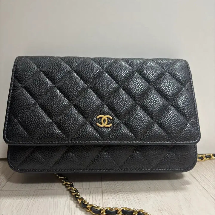 [BUNJANG] Chanel Quilted Clutch with Gold Logo and Chain / 샤넬 클러치
