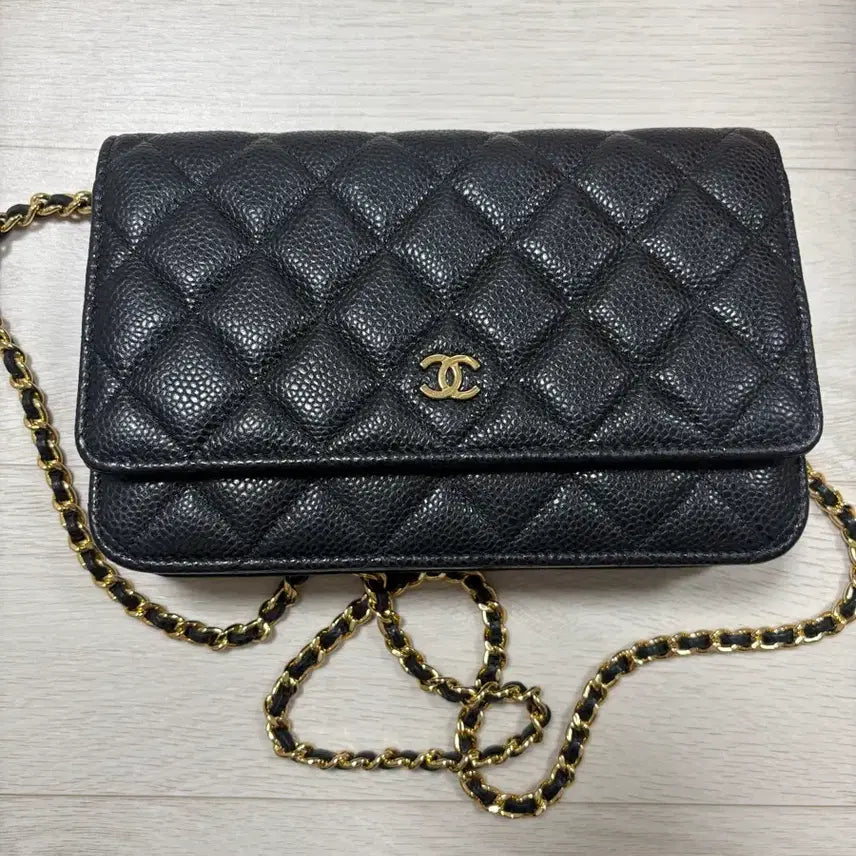 [BUNJANG] Chanel Quilted Clutch with Gold Logo and Chain / 샤넬 클러치