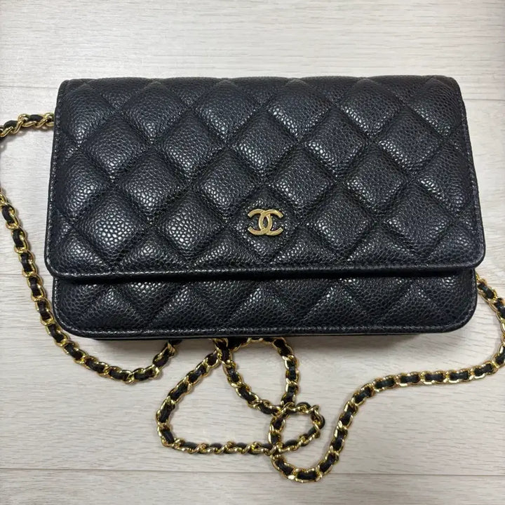 [BUNJANG] Chanel Quilted Clutch with Gold Logo and Chain / 샤넬 클러치