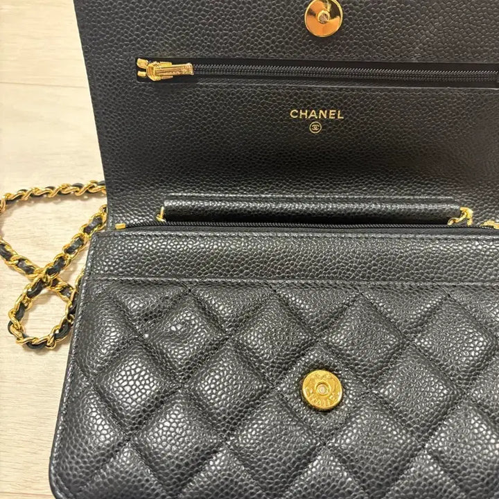 [BUNJANG] Chanel Quilted Clutch with Gold Logo and Chain / 샤넬 클러치