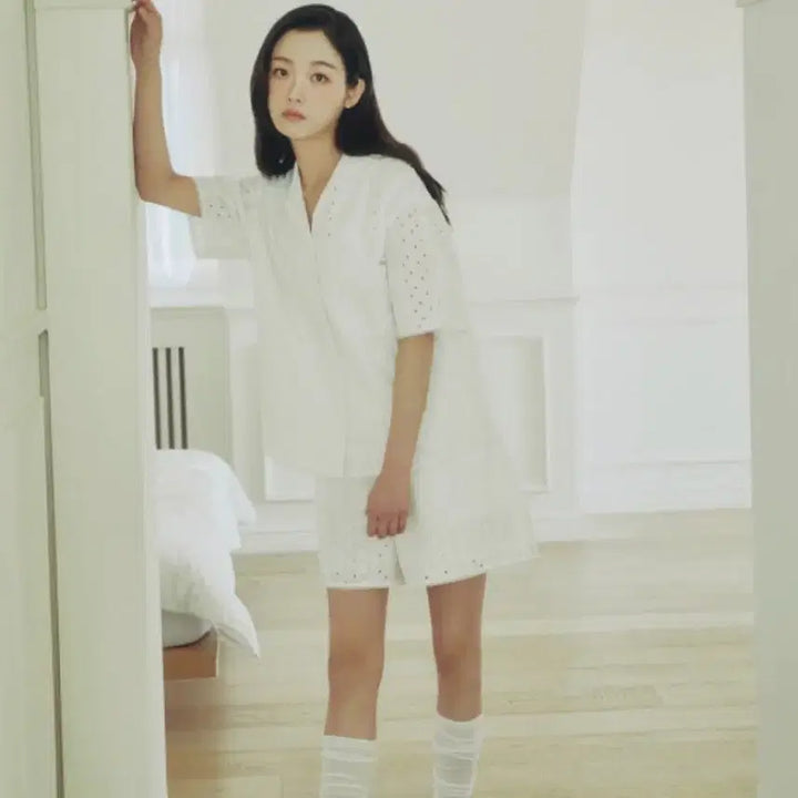 [BUNJANG] Juicy Judy Eyelet Punching Shirt / 쥬시쥬디 아일렛 펀칭 셔츠 (정가 139,000원)