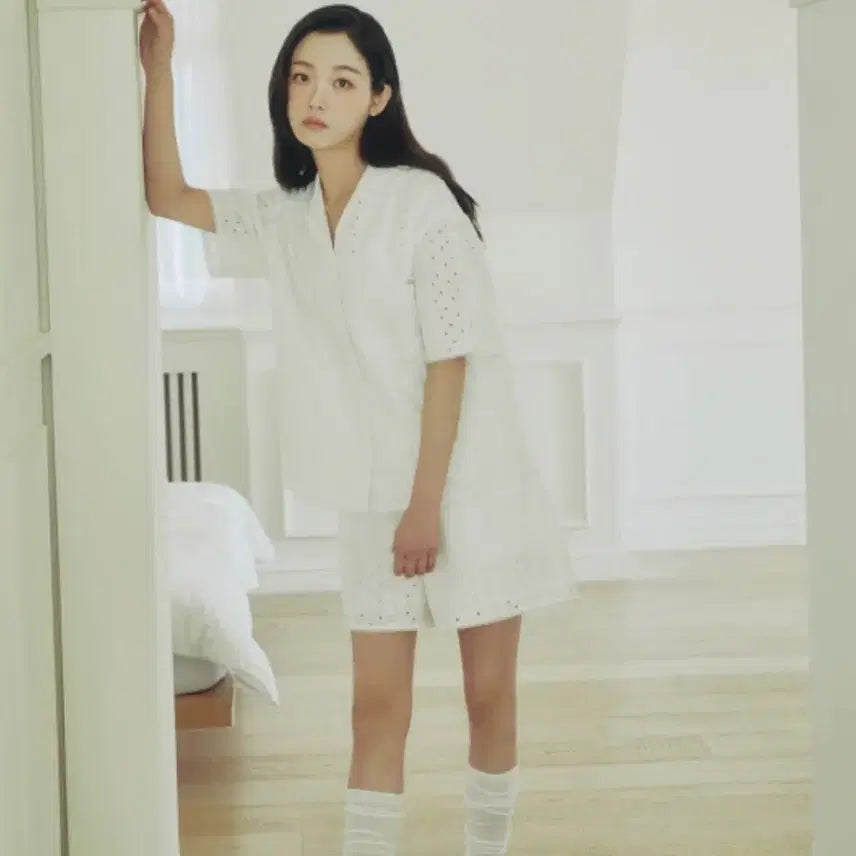 [BUNJANG] Juicy Judy Eyelet Punching Shirt / 쥬시쥬디 아일렛 펀칭 셔츠 (정가 139,000원)