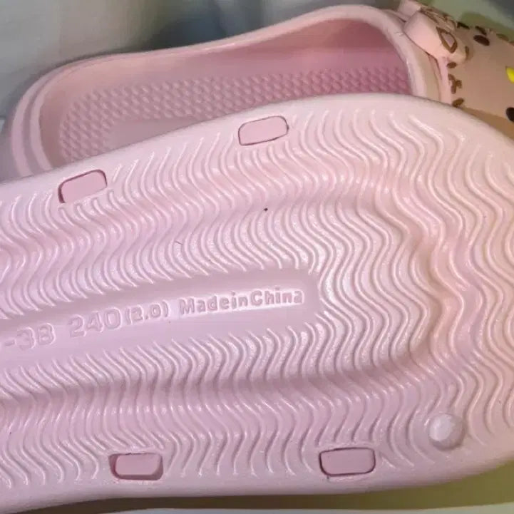 [BUNJANG] Sanrio Hello Kitty Pink Leopard Print Giallo Slippers Sandals (240 Size) / 산리오 헬로키티 핑크 호피갸루 슬리퍼 샌들 욕실화 240 사이즈