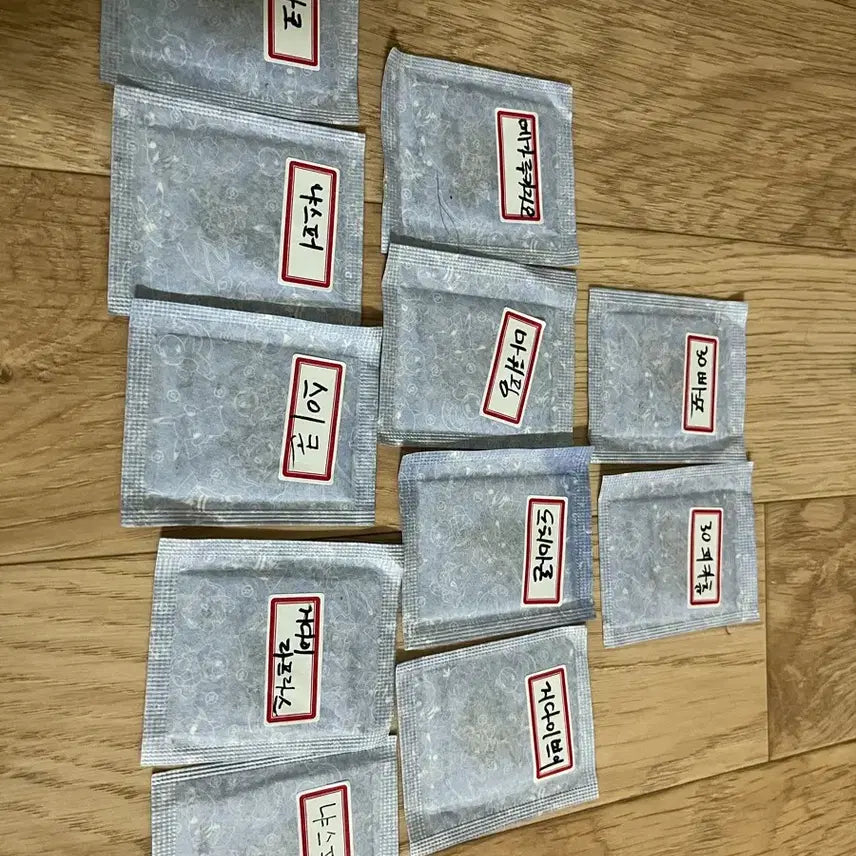 [BUNJANG] Pokemon Bread Stickers (Sealed &amp; Unsealed) / 포켓몬빵 띠부씰 교환 및 판매 합니다