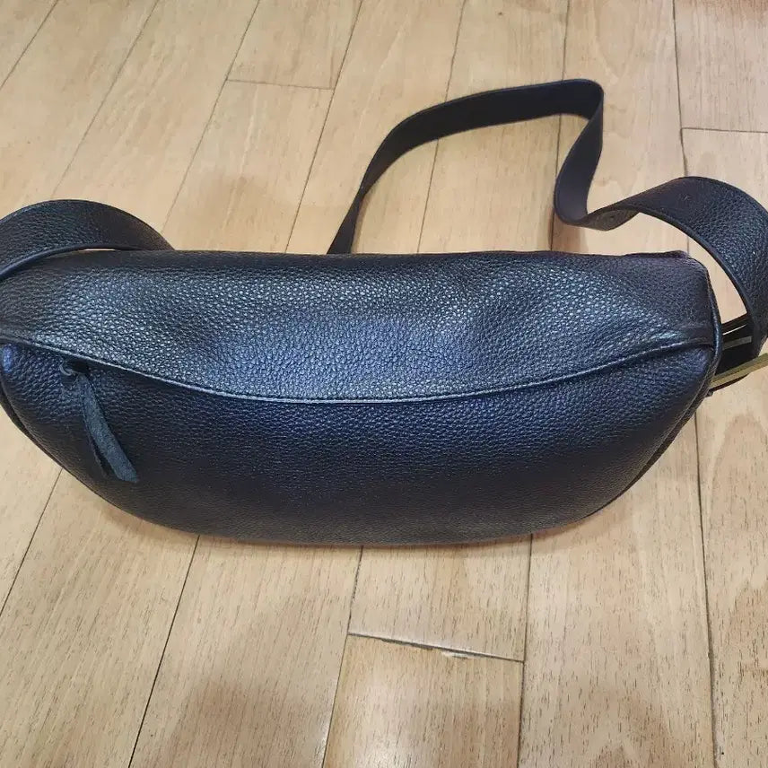 [BUNJANG] Modern Black Leather Crossbody Bag / 모던한 블랙 가죽 크로스백