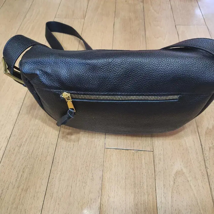 [BUNJANG] Modern Black Leather Crossbody Bag / 모던한 블랙 가죽 크로스백