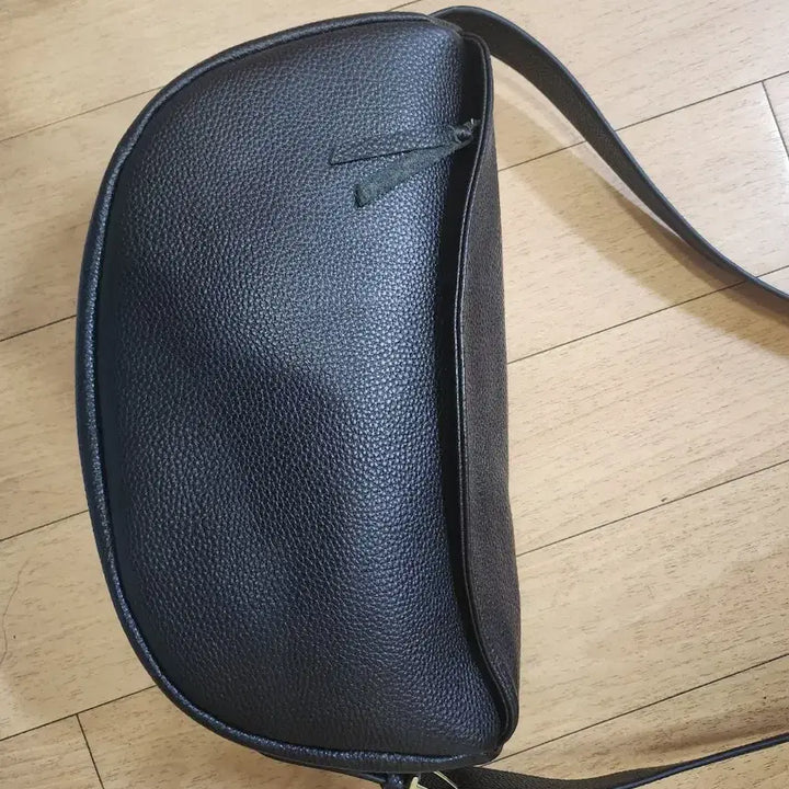 [BUNJANG] Modern Black Leather Crossbody Bag / 모던한 블랙 가죽 크로스백
