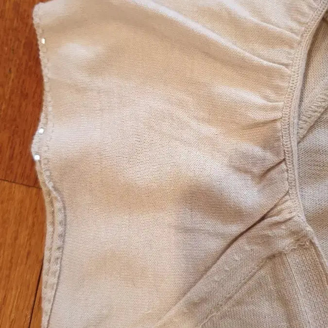 [BUNJANG] Beige Loose Fit Knit Cardigan with Subtle Sparkle Detail / 랩 스타일 가디건