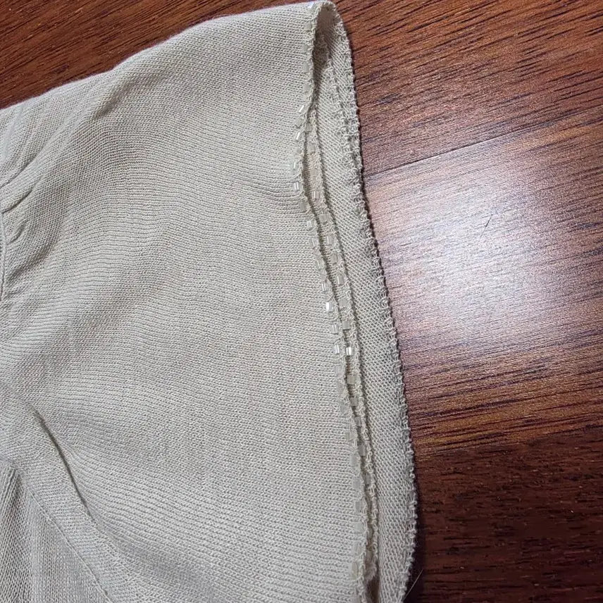 [BUNJANG] Beige Loose Fit Knit Cardigan with Subtle Sparkle Detail / 랩 스타일 가디건