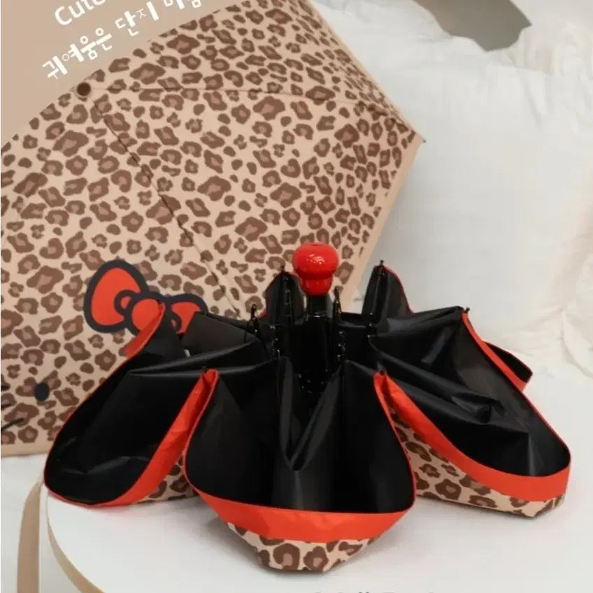 [BUNJANG] Hello Kitty Leopard 5-Section Folding Manual Umbrella / (새상품)헬로키티 레오파드 패턴 5단 접이식 수동 양우산