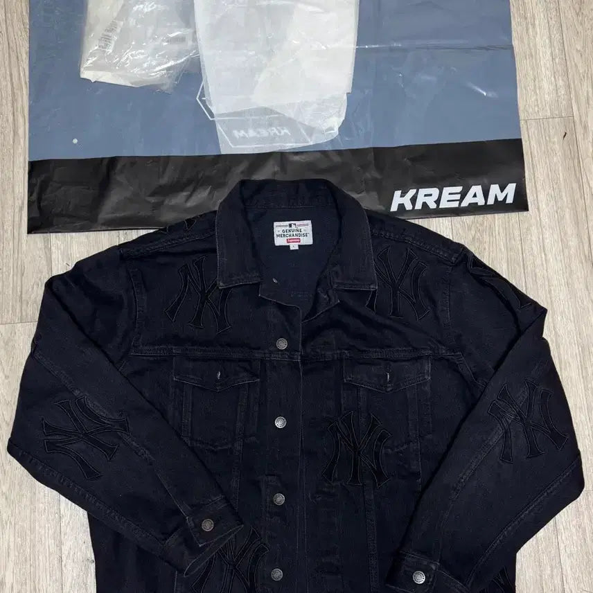 [BUNJANG] Supreme x New York Yankees 21FW Washed Black Denim Trucker Jacket / L 21fw 슈프림 뉴욕양키스 데님 트러커 자켓 워시드 블랙