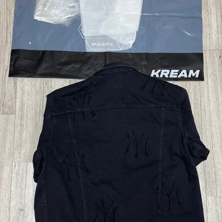 [BUNJANG] Supreme x New York Yankees 21FW Washed Black Denim Trucker Jacket / L 21fw 슈프림 뉴욕양키스 데님 트러커 자켓 워시드 블랙