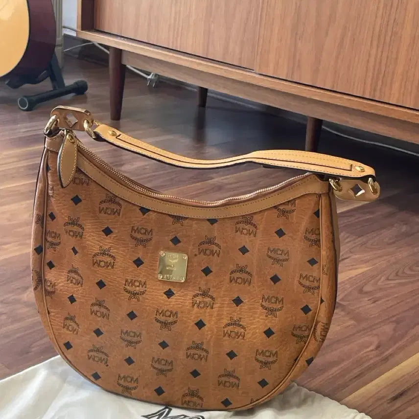 [SOLD OUT] MCM 호보백 브라운 + 더스트백
