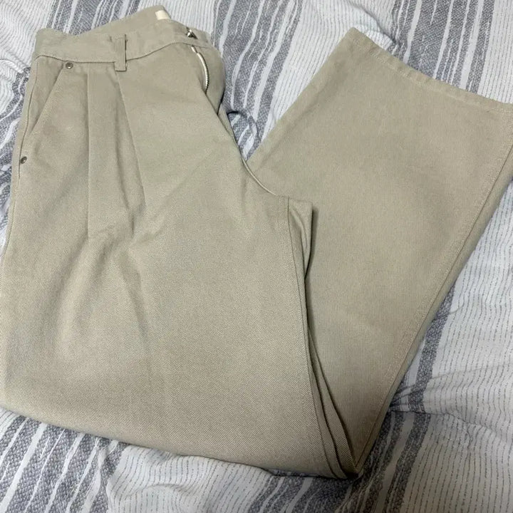 [BUNJANG] Fabrega French Chino Two-Tuck Pants Warm Grey Size 1 / (1) 파브레가 프렌치 치노 투턱 팬츠 웜그레이