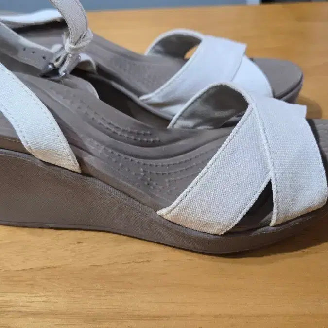 [BUNJANG] Crocs X-Wide Wedge Sandal White W7 / 크록스 화이트  엑스웨지 샌들 240 w7