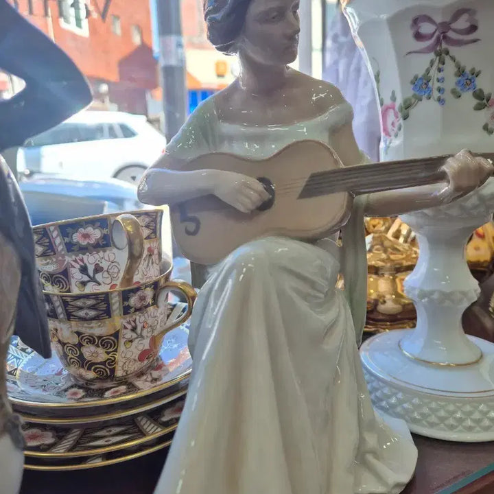[BUNJANG] Royal Copenhagen Bing &amp; Grøndahl "Woman Playing Guitar" Figurine / 로얄코펜하겐 비앤지 기타치는여인 최저가