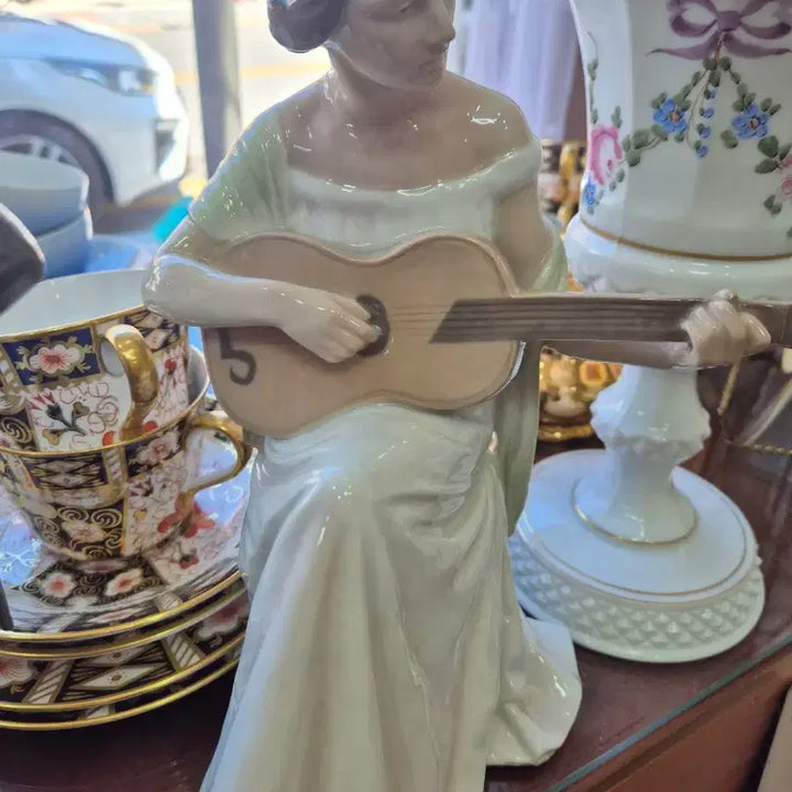 [BUNJANG] Royal Copenhagen Bing &amp; Grøndahl "Woman Playing Guitar" Figurine / 로얄코펜하겐 비앤지 기타치는여인 최저가