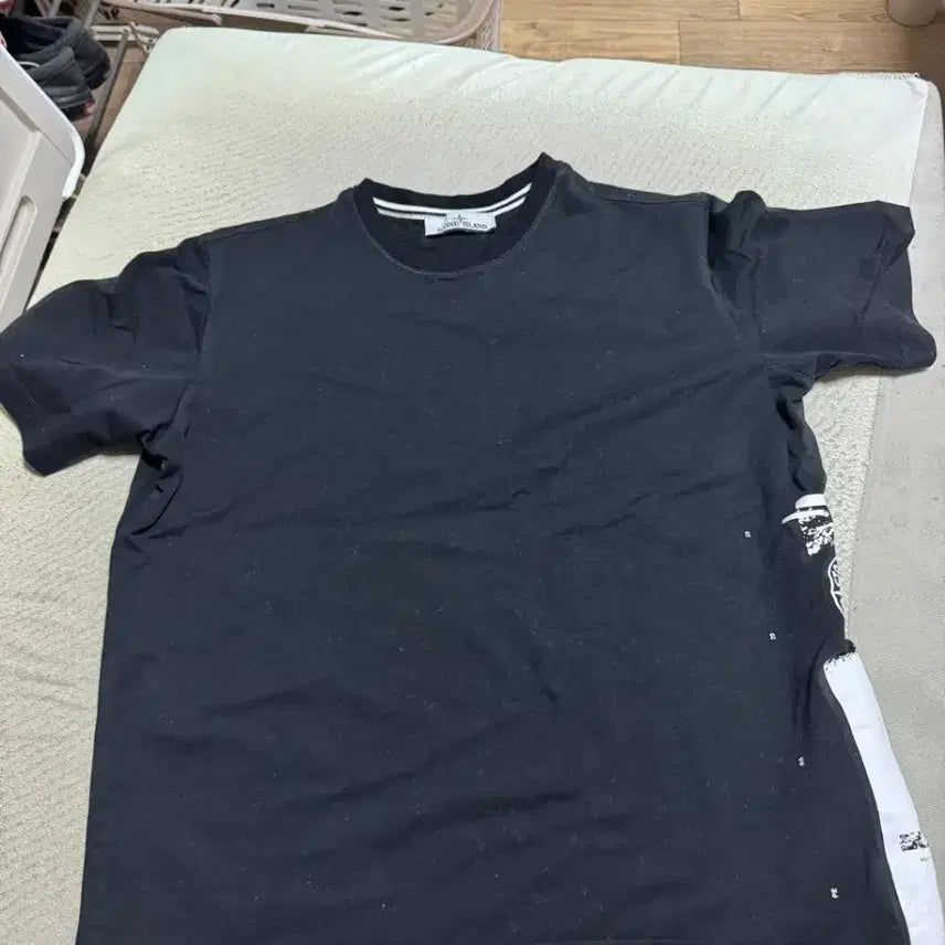 [BUNJANG] Stone Island Black T-Shirt with White Print / 스톤아일랜드 블랙 반팔 티셔츠 프린팅