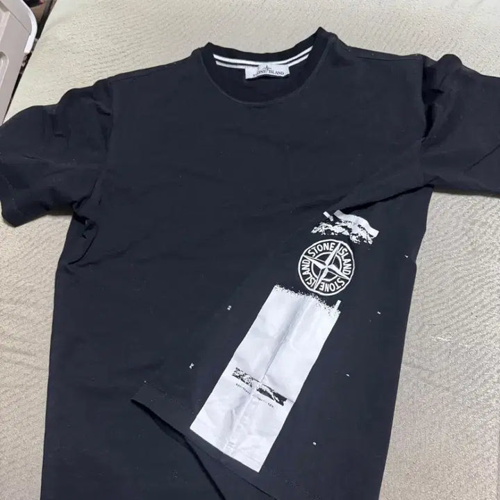 [BUNJANG] Stone Island Black T-Shirt with White Print / 스톤아일랜드 블랙 반팔 티셔츠 프린팅