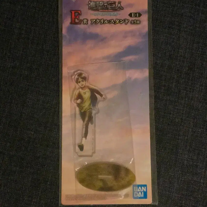 [BUNJANG] Attack on Titan (Shingeki no Kyojin) Eren Acrylic Stand &amp; Can Badge Set (Ichiban Kuji) / (미개봉현물) 진격의거인 각자의결의 제일복권 에렌 아크릴 스탠드